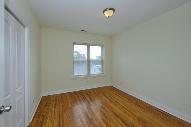 Building Photo - 5014 N Harding Ave