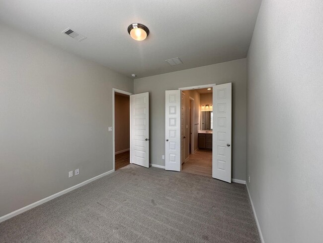 Building Photo - 6030 Cottontail Ln