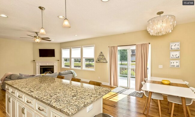 Building Photo - Gorgeous 3bd 3ba newer home in quiet neigh...