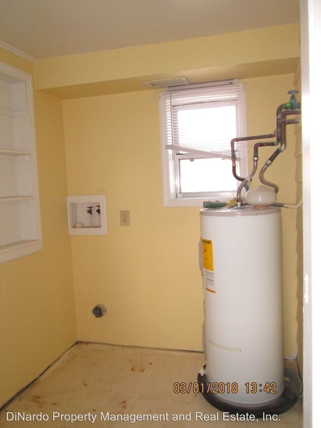 Building Photo - 66 Lucky Dr Front