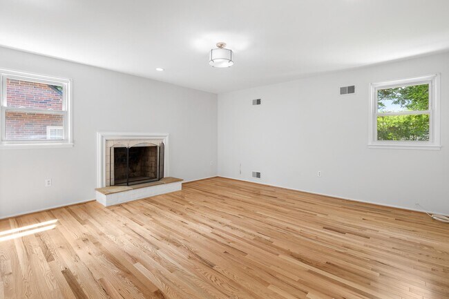 Building Photo - 1222 Noyes Dr
