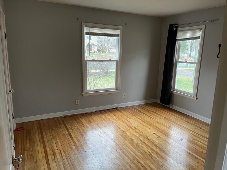 Building Photo - 517 3rd Ave E