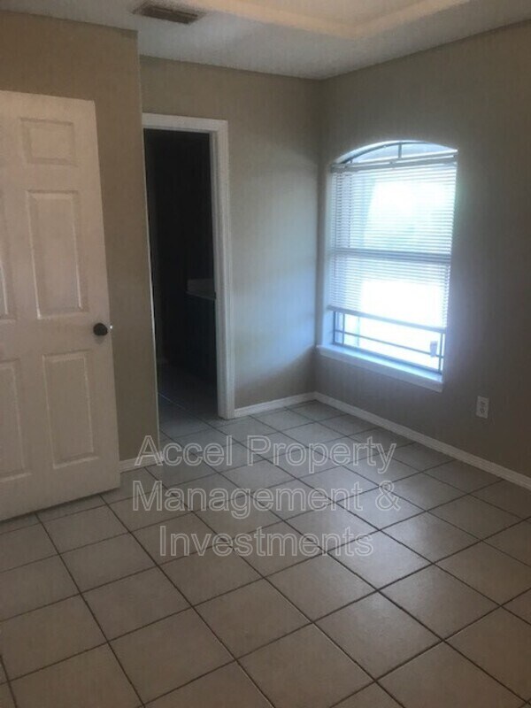 Building Photo - 1304 E Quail St