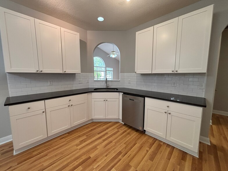 Building Photo - 1715 Crystal Lake Dr