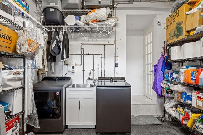 Building Photo - 6124 Paradise Point Dr