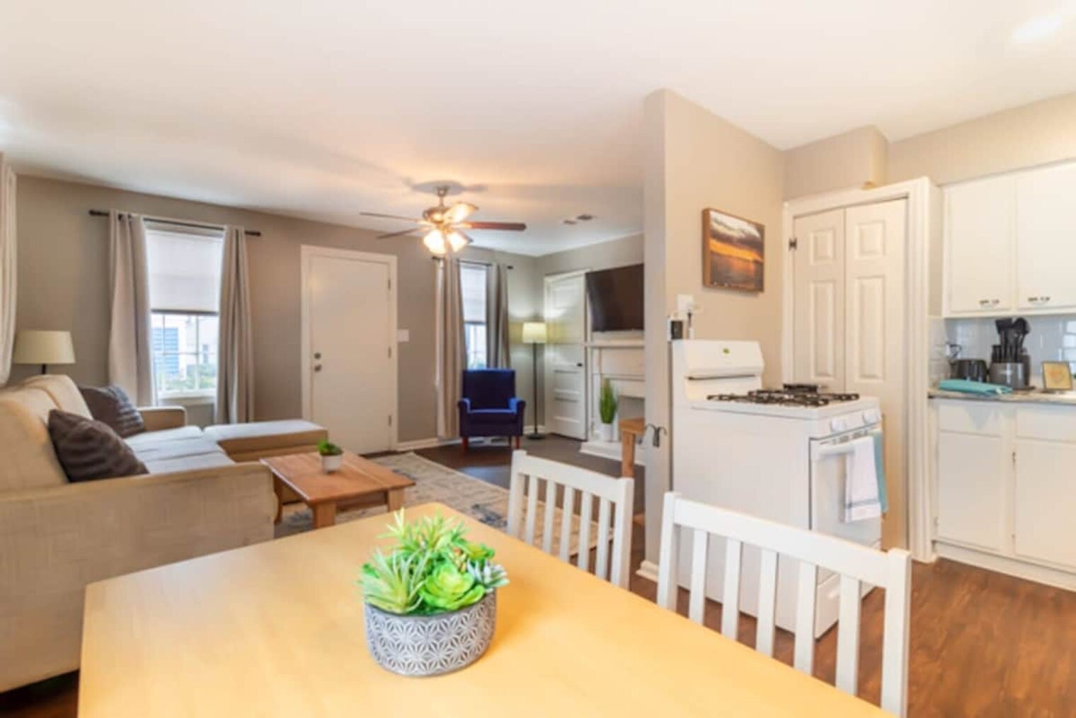 Building Photo - 3912 Crestview Dr