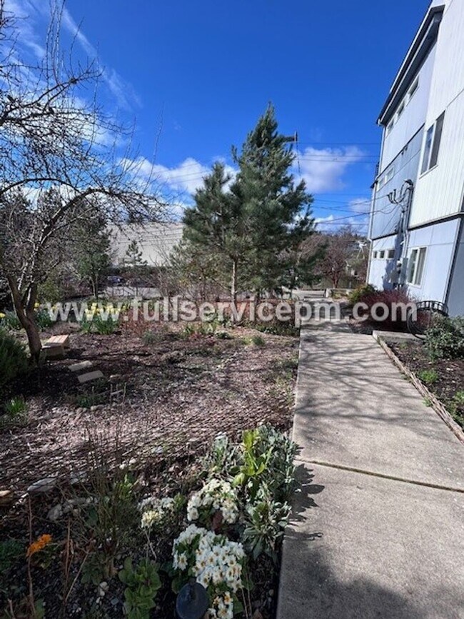 Building Photo - Contemporary 3 BD Mt. Baker Townhome! Location!!