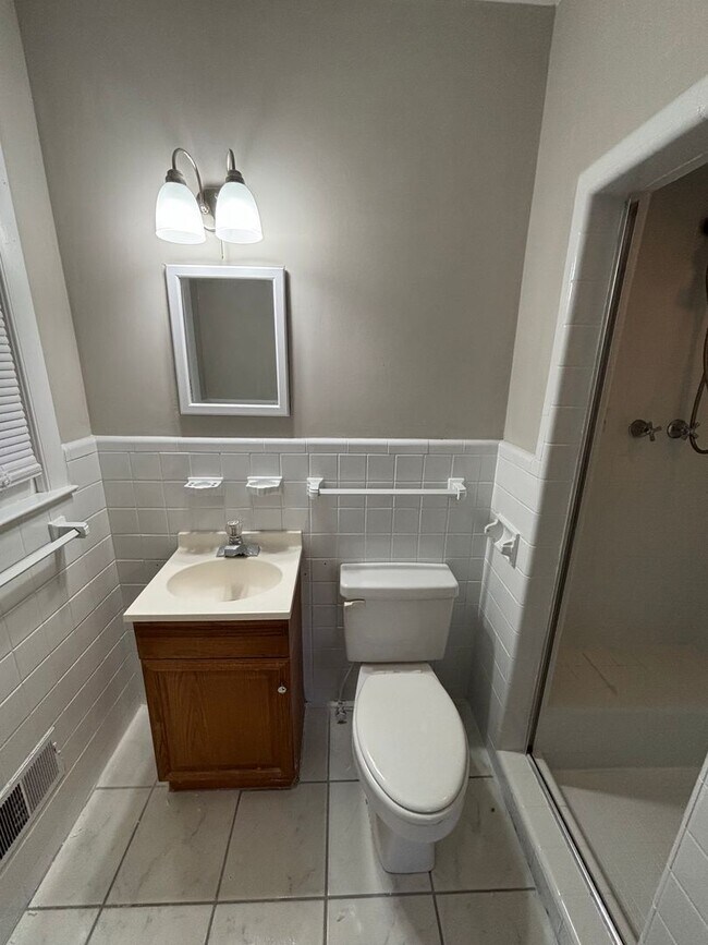 Building Photo - HUGE House near Athens Tech FOR RENT