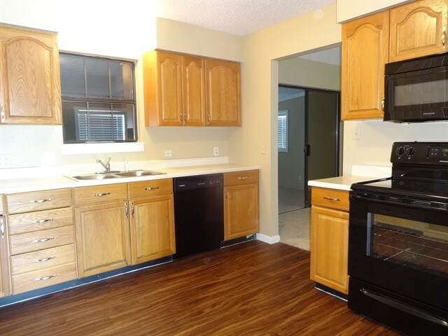 Building Photo - 407 Lazy Ln