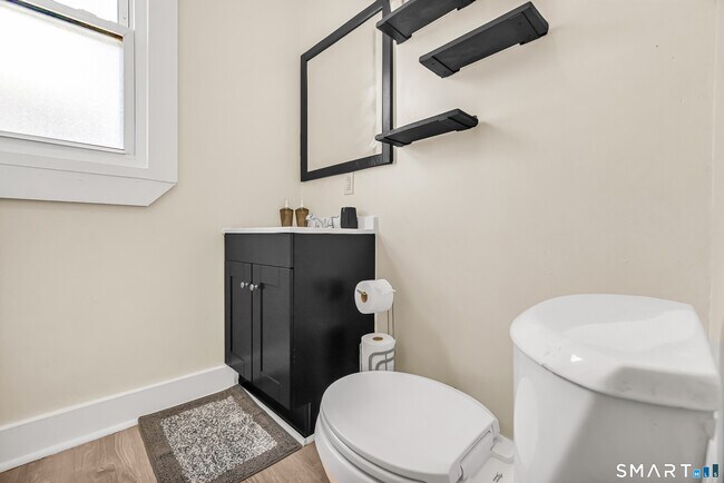 Building Photo - 766 George St