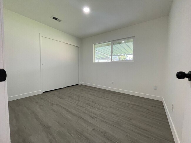 Building Photo - Newly Renovated 3bdrm 2bath Airy Oasis!