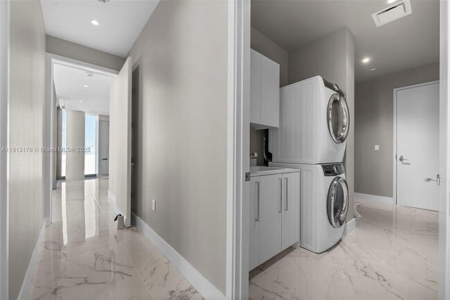 Building Photo - 15701 Collins Ave