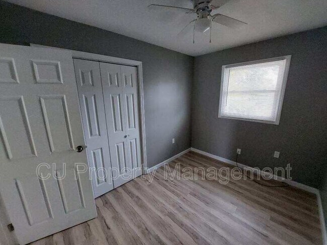Building Photo - 333 S Steffler St