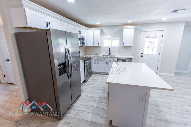 Building Photo - 6415 E Aspen Ave