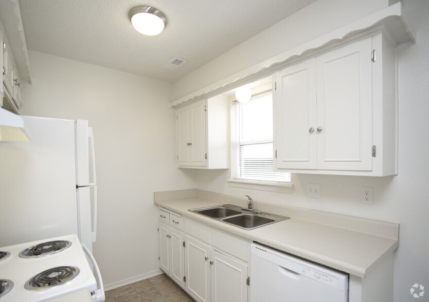 2BR, 1BA - 920 SF - Southfield and Oliver Court