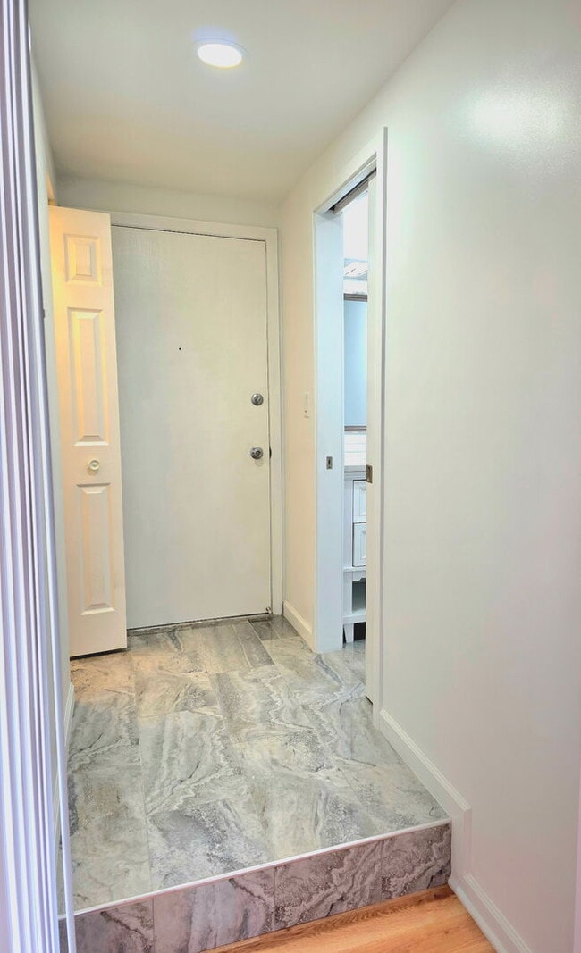 Building Photo - 6 Parkside Ct