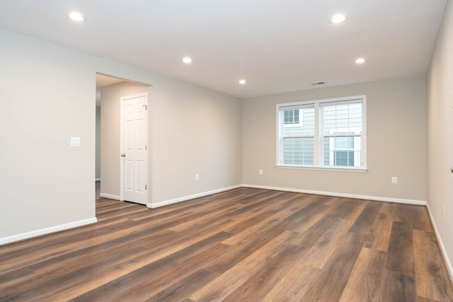 Building Photo - Eastgate Square 4 Bed 3.5 Bath Townhome