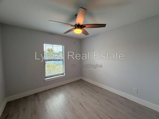 Building Photo - 231 SW 47th Terrace