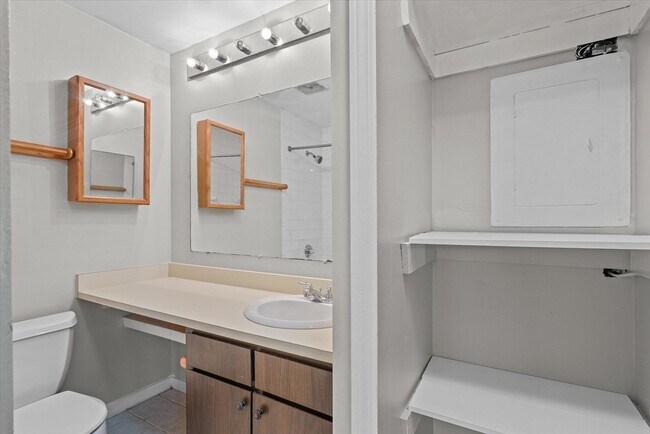 Building Photo - 18 Mason Ct