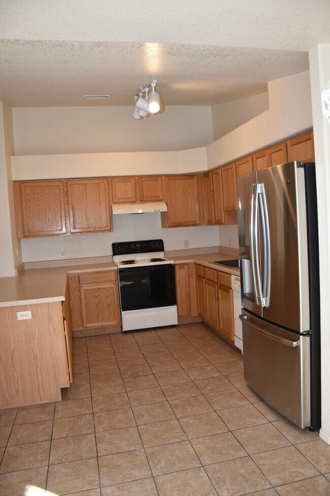 Building Photo - Fabulous Home Close to everything you'll Need in Sierra Vista, Az