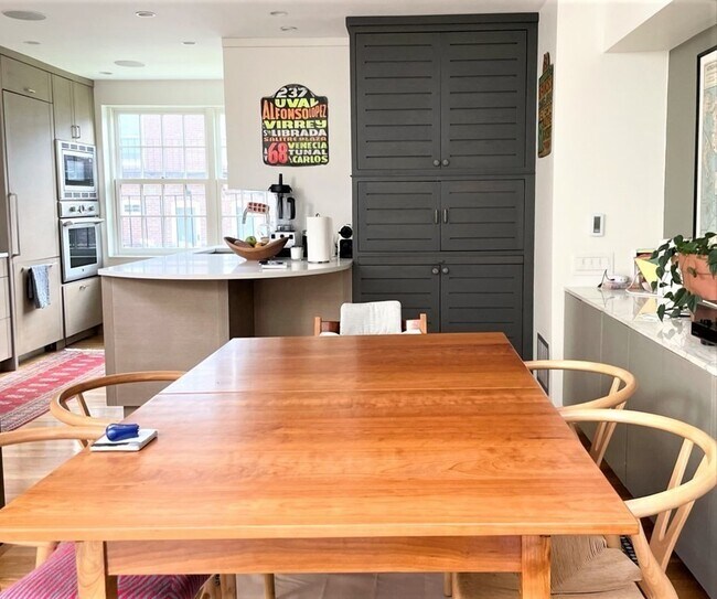 Building Photo - 33 Lawrence St