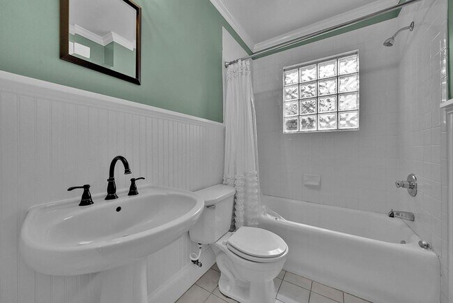 Building Photo - 876 Courtenay Dr NE