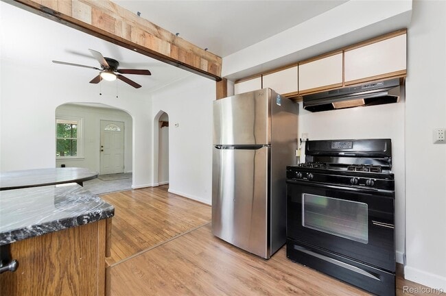 Building Photo - 15450 Lola Dr