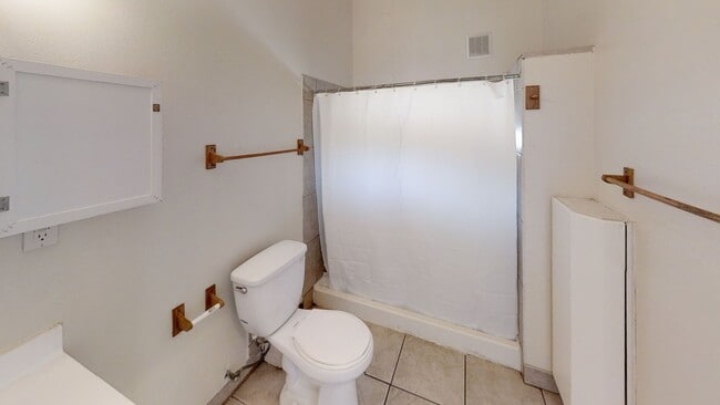 Building Photo - 7BD/3BA, Large Decks!