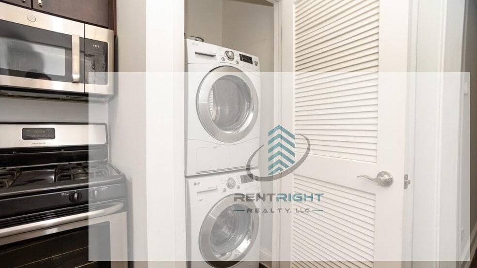 Building Photo - 3249 N Damen Ave