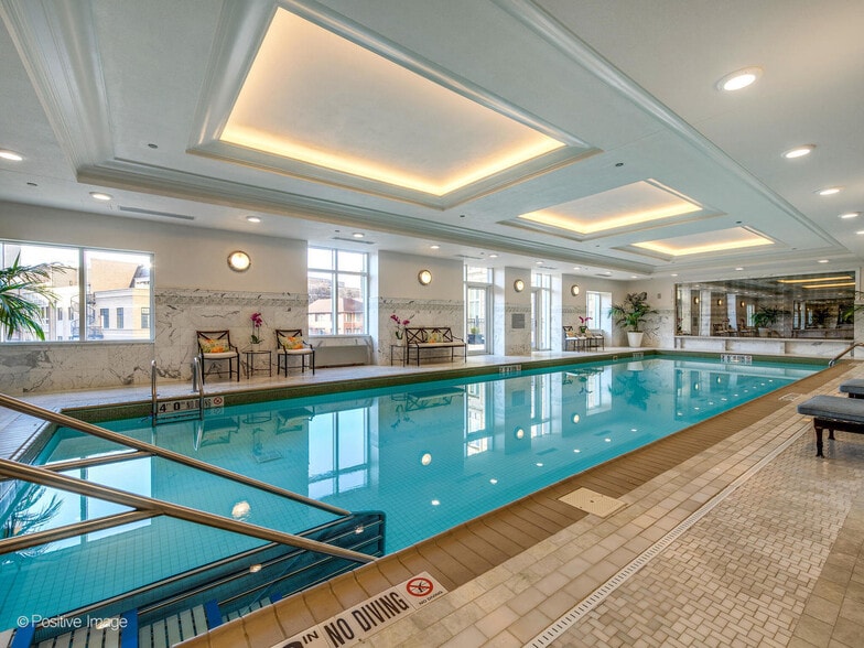 Building Photo - 2550 N Lakeview Ave