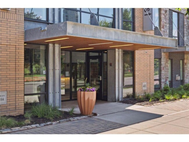 Building Photo - 401 SE Main St