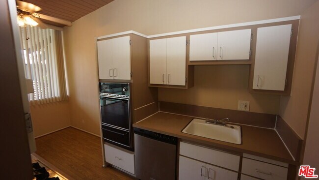Building Photo - 11133 ROSE Ave