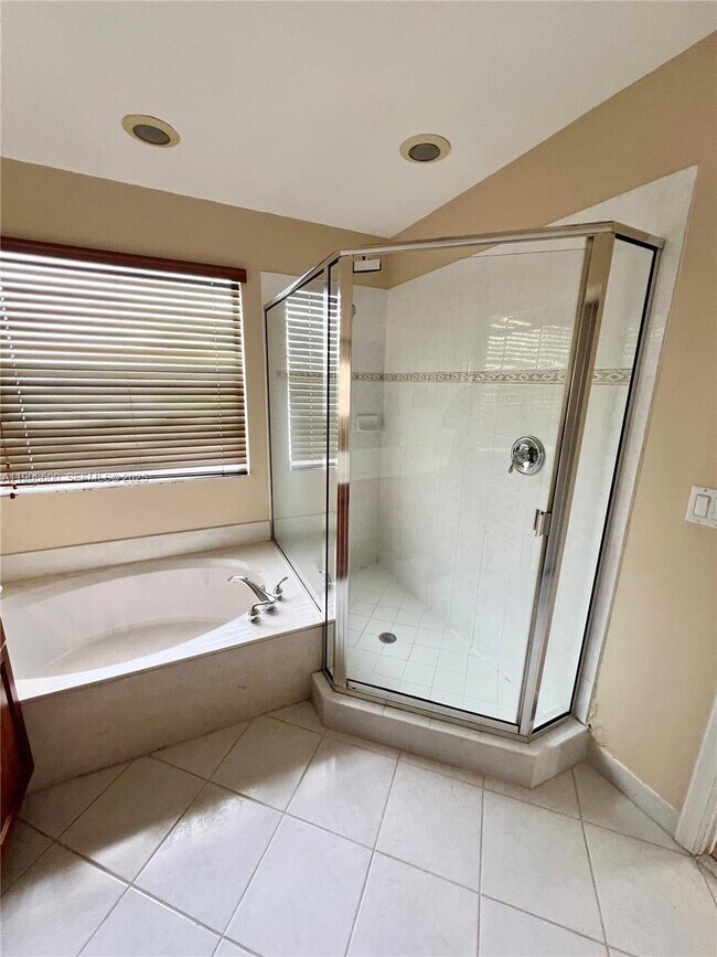 Building Photo - 15562 SW 50th Ct