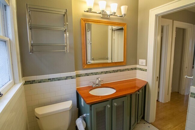 Building Photo - Beautiful Maple Leaf Home