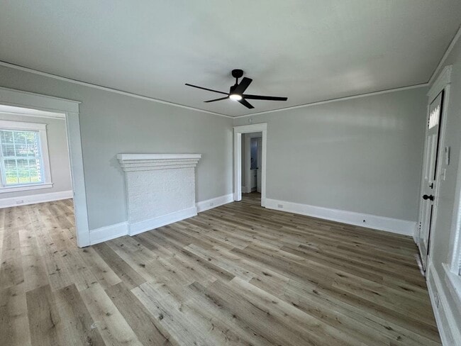 Building Photo - 3bed/1bath House $1395!