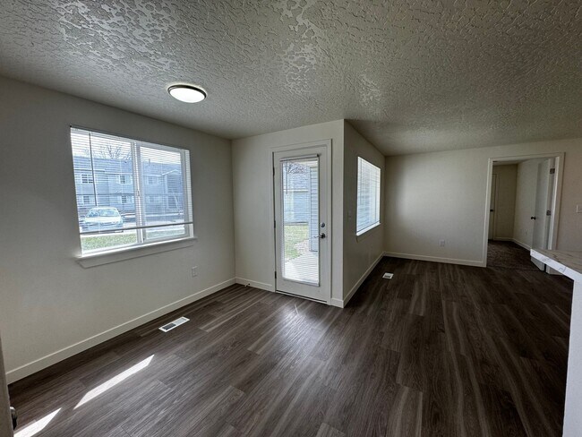 Building Photo - 3125 S Apple St