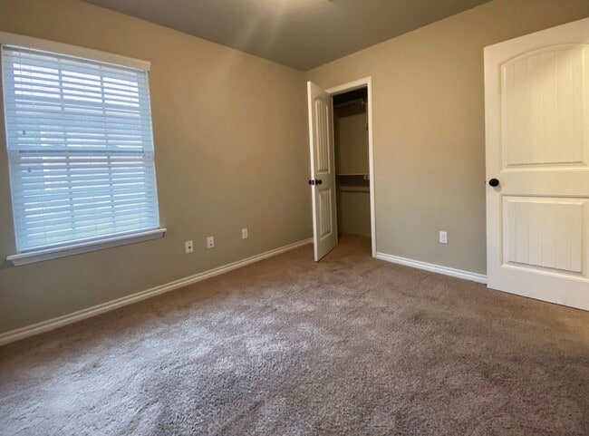 Building Photo - First Month Free! Great Location!