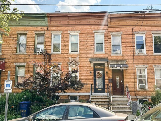 Primary Photo - 391 Woodlawn Ave
