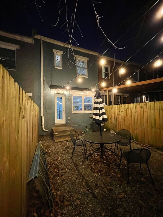 Building Photo - Spacious 2BR Townhouse with Backyard & Bon...