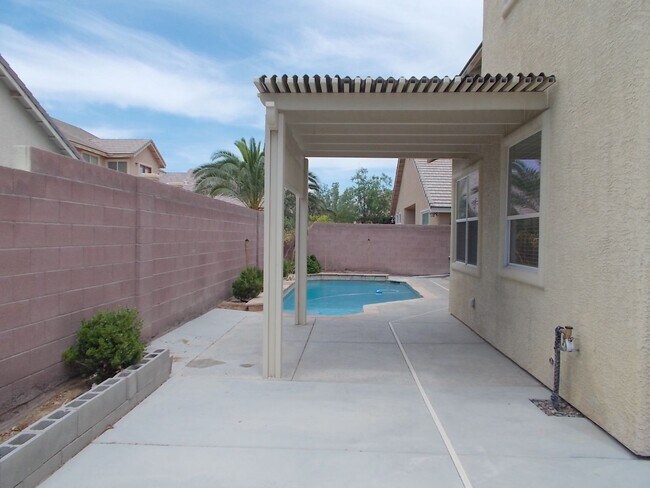 Building Photo - Beautiful 4BR Home with Pool, Loft, and 3-...