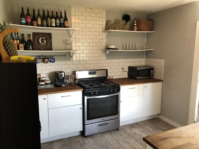 Building Photo - 2310 Aintree Ave