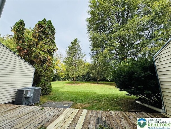 Building Photo - 102 Quaker Dr