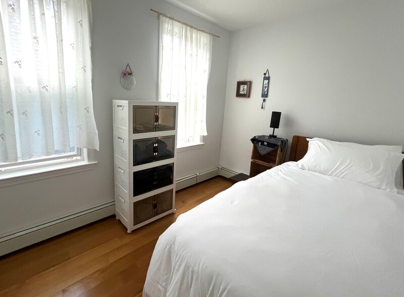 Single bed - 4 Stickney Ave
