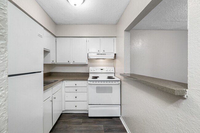 Building Photo - Spacious 1 Bed-1Bath apartment in the hear...