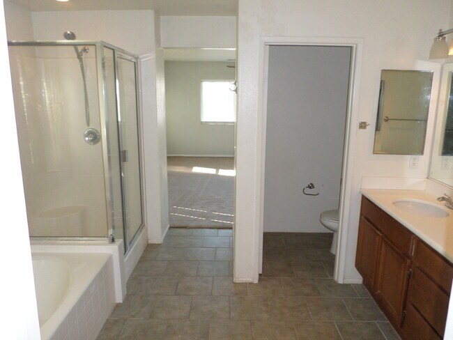 Building Photo - Monument Ranch - BIG home with LOTS to off...