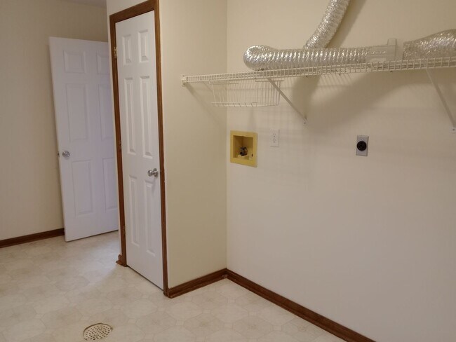 Building Photo - Charming 3 Bedroom, 2 Bath Single Family H...