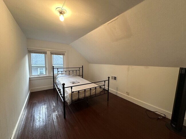 Building Photo - 5 bedrooms, 2.5 bathrooms