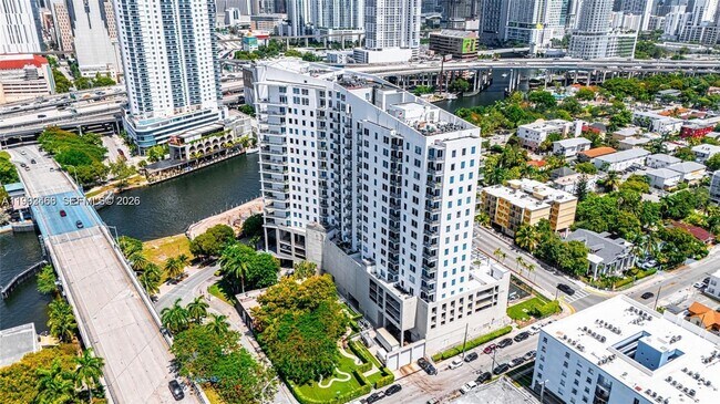 Building Photo - 10 SW South River Dr