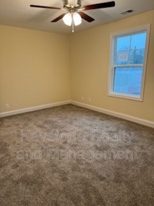 Building Photo - 304 Jennifer St