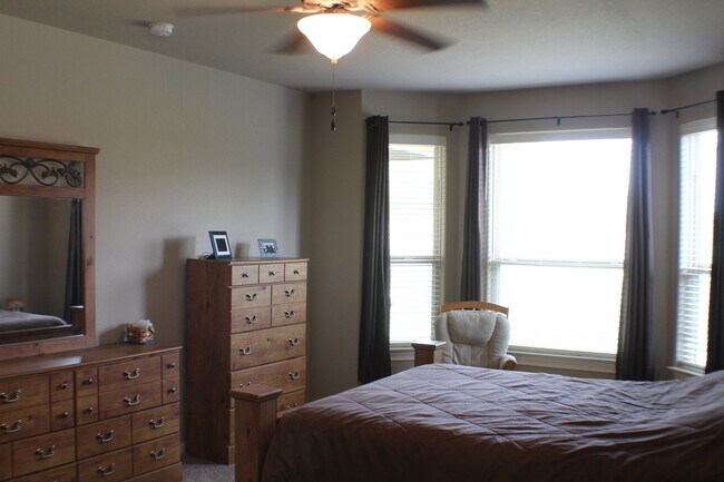 Building Photo - Beautiful spacious rental with fabulous up...